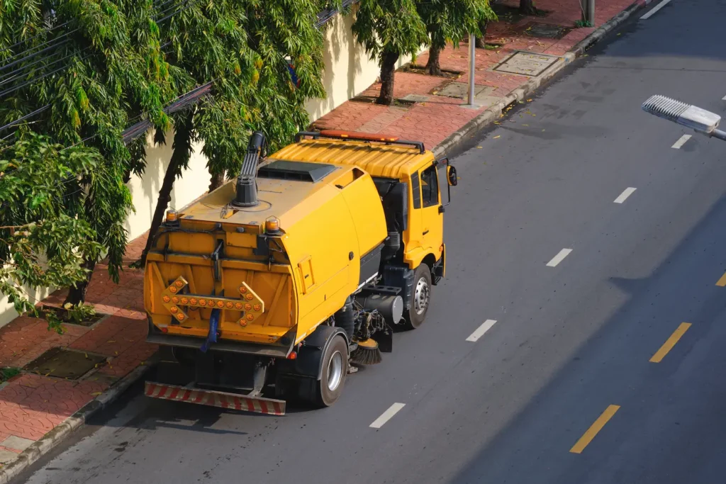 Mechanised road sweeper cleaning an Indian city street